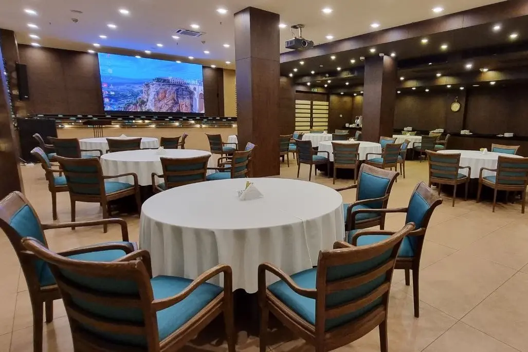 حمام فندق إسكان ألوند مع تجهيزات حديثة - نظيف ومريح