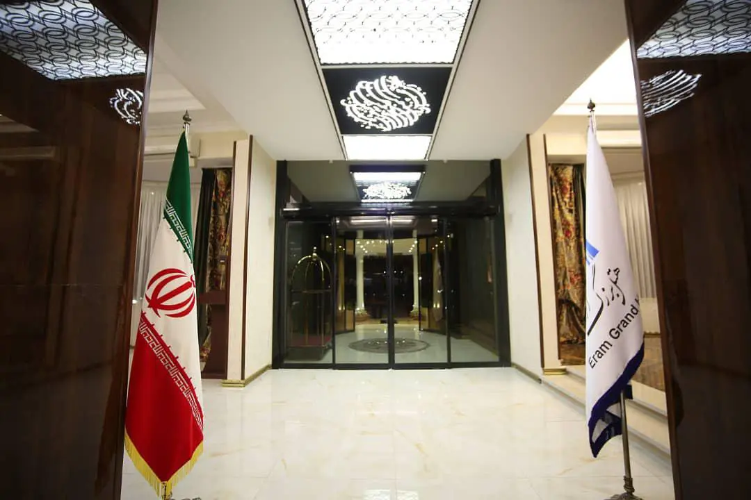 الواجهة الخارجية والمبنى فندق إرم غراند في طهران